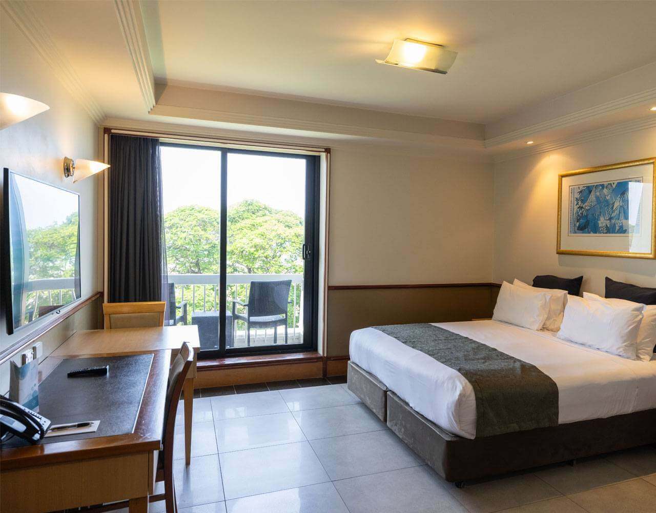 Deluxe hotel room with one king bed | Mindil Beach Casino & Resort